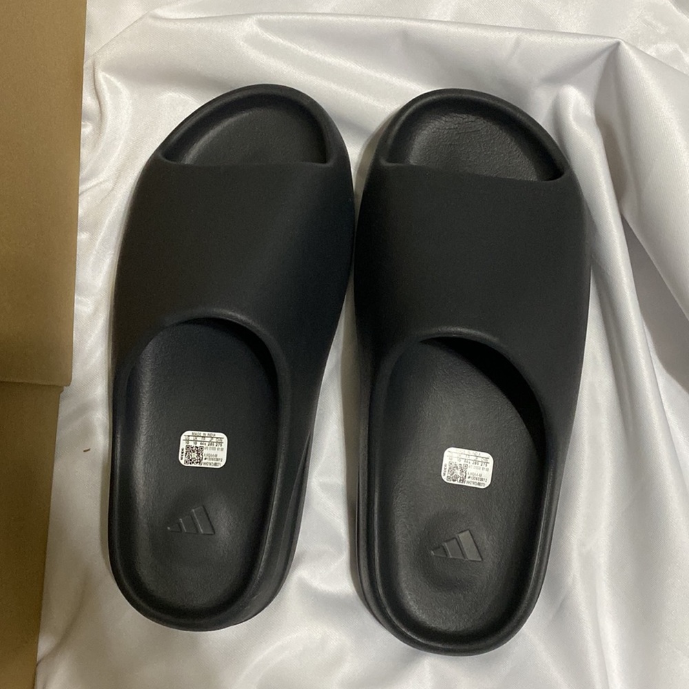 New with box - Yeezy slides - onyx - size 10